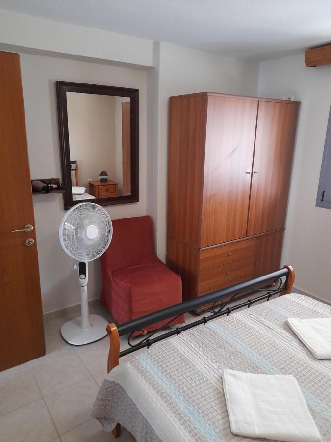 Dominikis Appartment Néa Péramos Eksteriør bilde