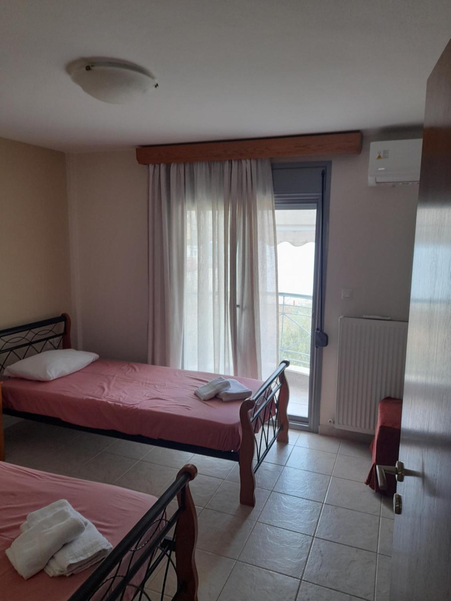 Dominikis Appartment Néa Péramos Eksteriør bilde