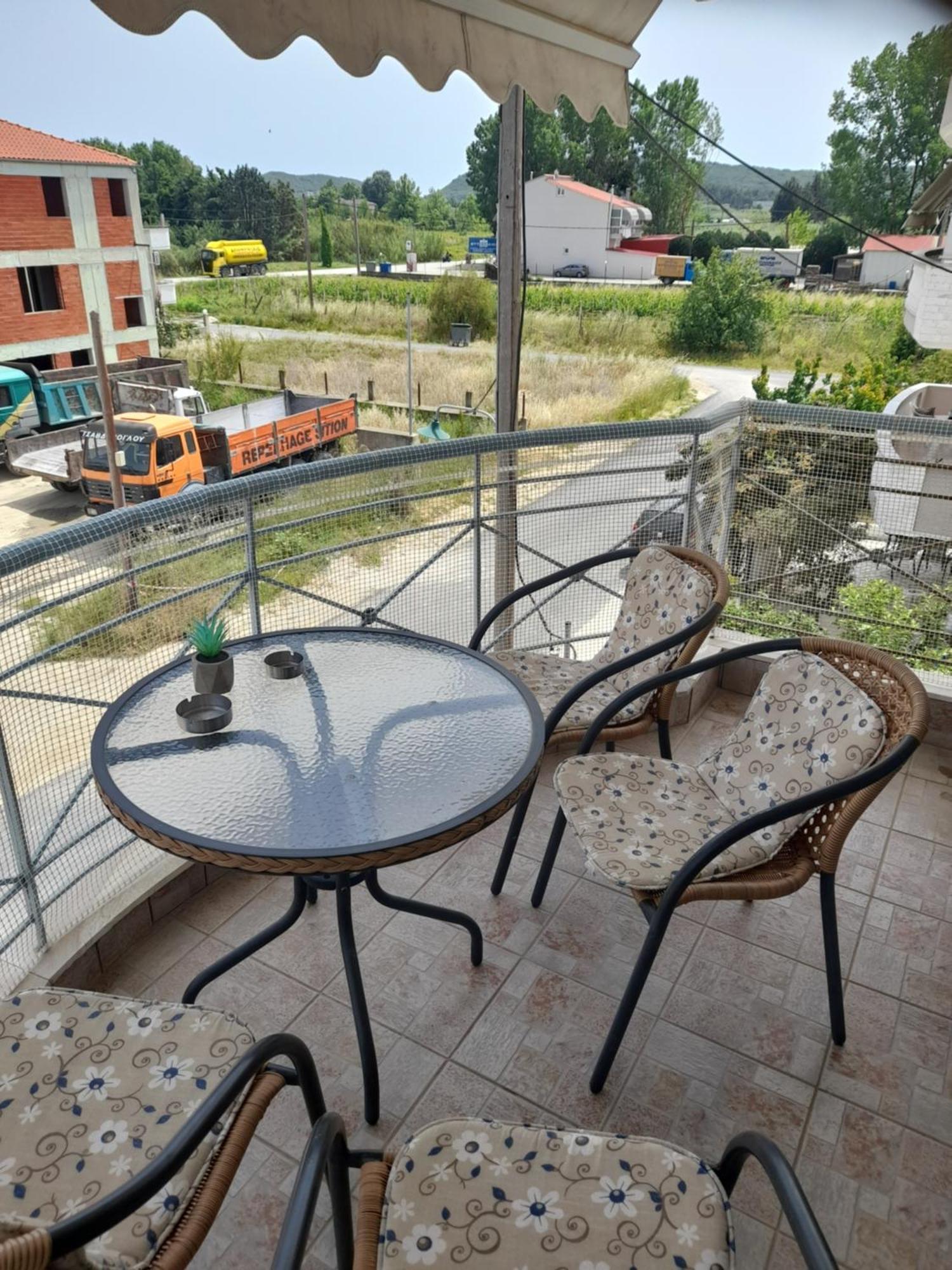 Dominikis Appartment Néa Péramos Eksteriør bilde
